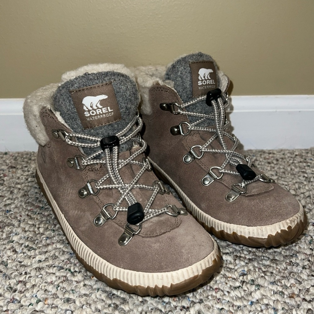 Sorel Out N About Conquest Boots Children's Size 4/Women's Size 6 Beige Suede